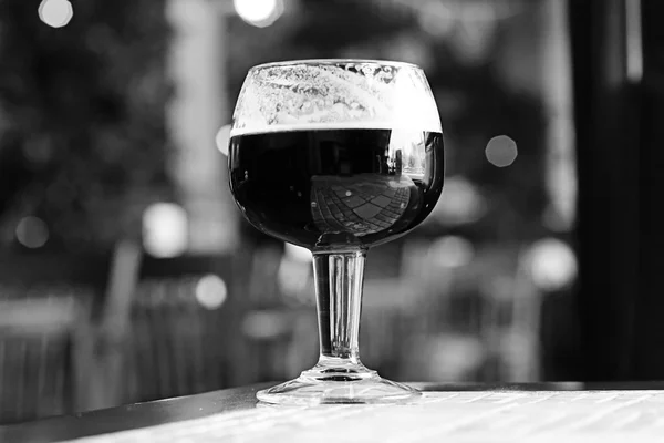 パブで黒ビールのグラス — ストック写真