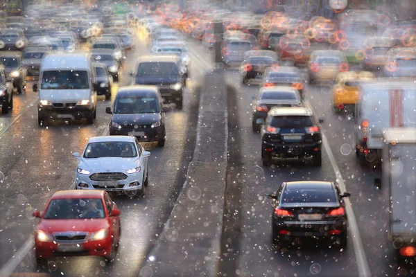 Autopista en día nevado en la ciudad — Foto de Stock