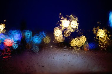 Bulanık şehir ışıkları geceleyin