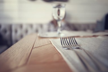 Bir restoranda masada çatal bıçak takımı