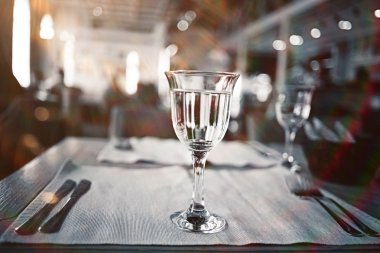 Tablo restoranda şarap bardakları