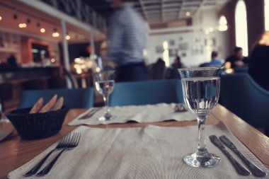 Su ile şeffaf gözlük