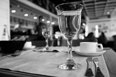 Bir restoranda masada çatal bıçak takımı