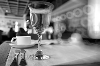 Bir restoranda masada çatal bıçak takımı