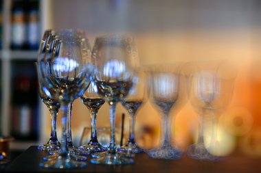 Tablo restoranda şarap bardakları