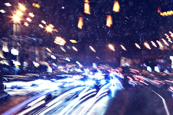 Lumières de la ville sur la route d'hiver — Photo