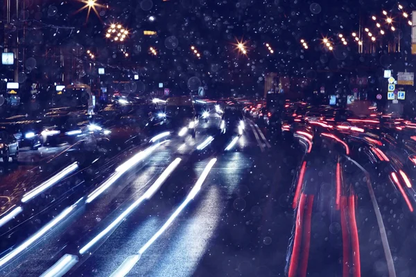 Lumières de la ville sur la route d'hiver — Photo
