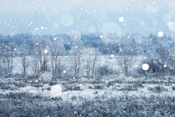 Soğuk kışın karlı Köyü — Stok fotoğraf