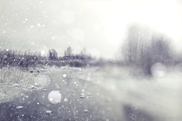 Schneefall im Winterwald — Stockfoto