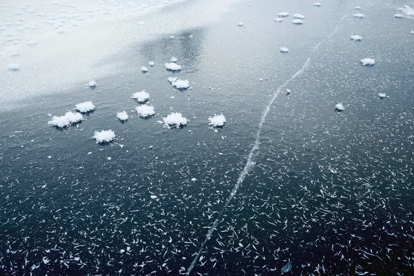 Lago congelado no dia ensolarado — Fotografia de Stock