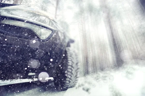 Концепция зимней поездки на автомобиле — стоковое фото
