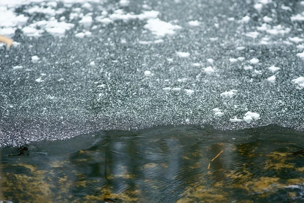 Lago congelado no dia ensolarado — Fotografia de Stock