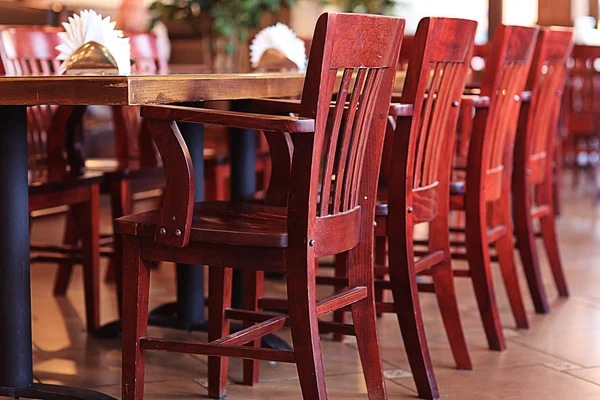 Cadeiras de madeira em um café — Fotografia de Stock