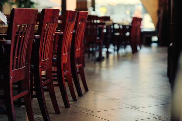 Trästolar på ett café — Stockfoto