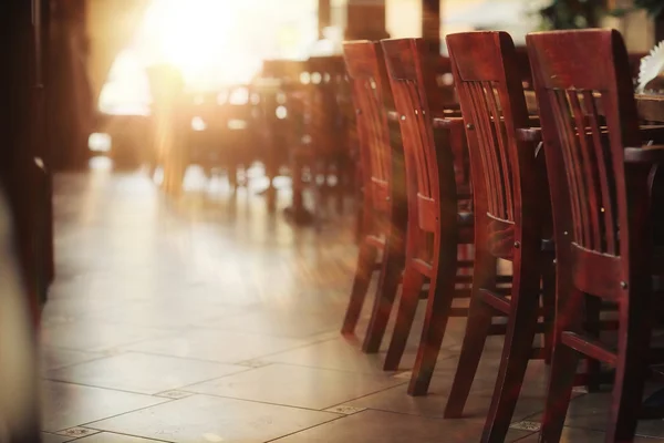 Cadeiras de madeira em um café — Fotografia de Stock