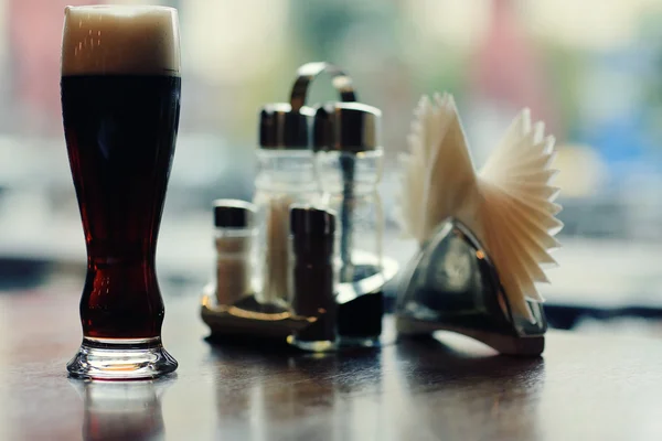 Glas dunkles Bier auf dem Tisch — Stockfoto
