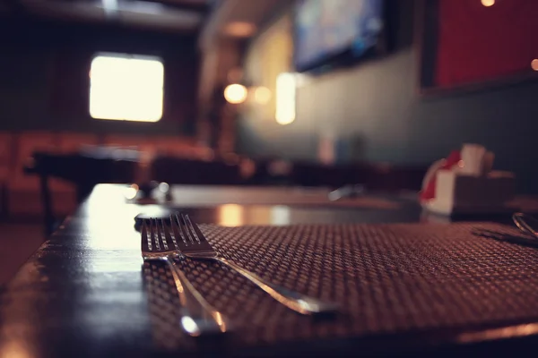 Talheres na mesa em um restaurante — Fotografia de Stock