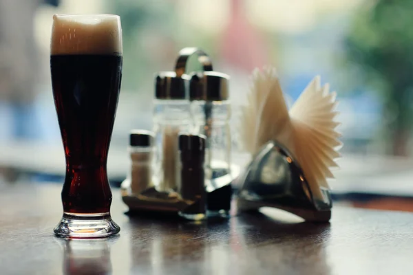 Glas dunkles Bier auf dem Tisch — Stockfoto