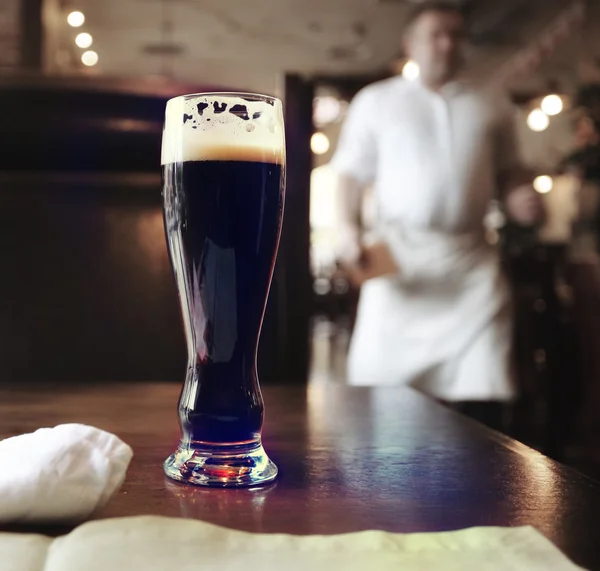 Glas dunkles Bier auf dem Tisch — Stockfoto