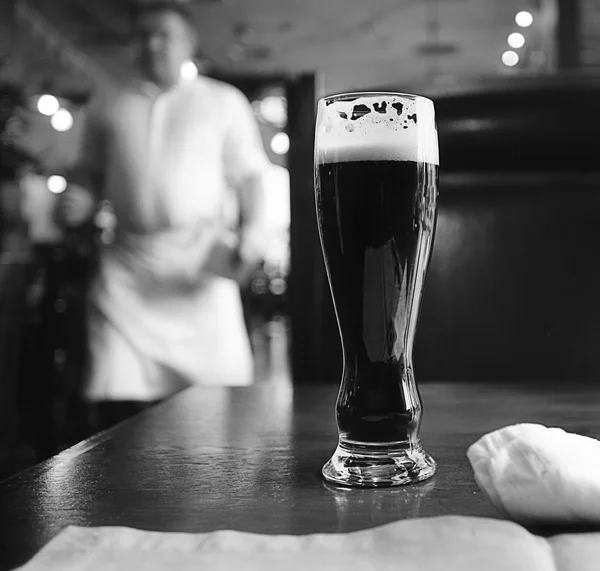 Copo de cerveja escura na mesa — Fotografia de Stock