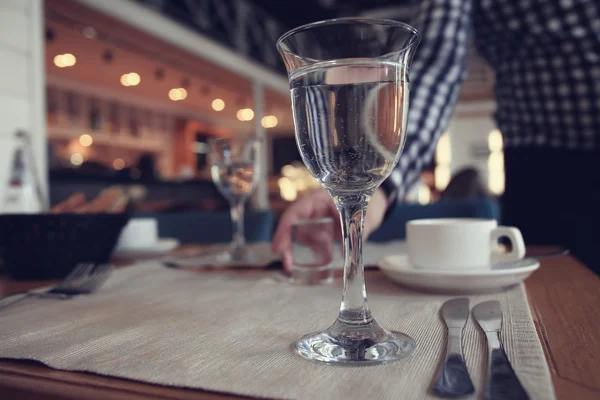 テーブルの上の水のガラスは — ストック写真