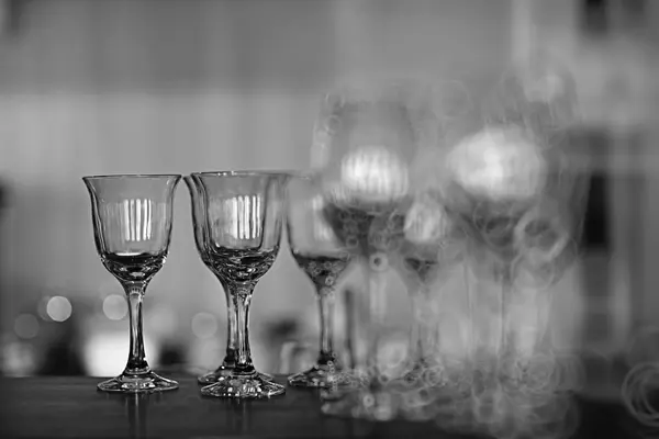 Bicchieri di vino sul tavolo nel ristorante — Foto Stock