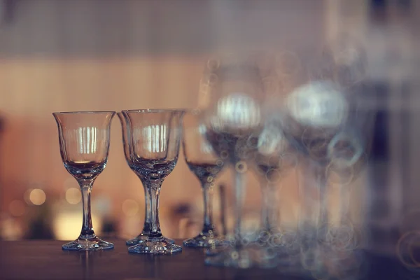 Wijnglazen op tafel in restaurant — Stockfoto