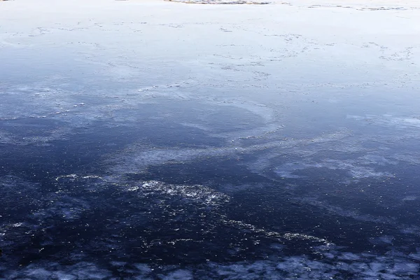 Prasklý zamrzlé jezero — Stock fotografie