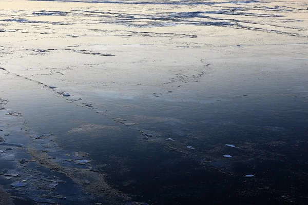 Lago congelado agrietado —  Fotos de Stock
