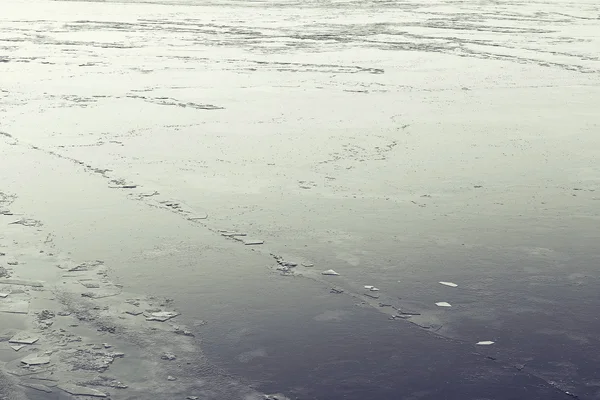 ひびの入った冷凍湖 — ストック写真