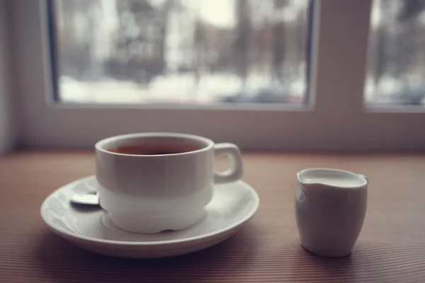 Tazza di caffè sul davanzale della finestra — Foto Stock