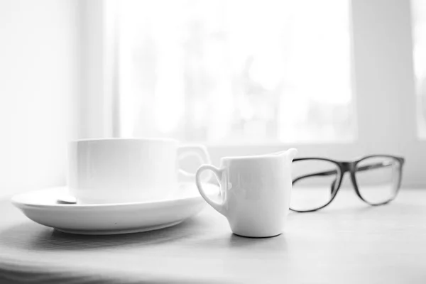 Xícara de café no peitoril da janela — Fotografia de Stock