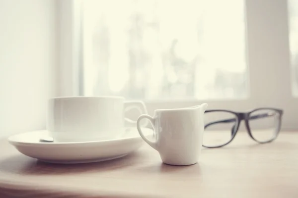 Taza de café puesta en el alféizar de la ventana —  Fotos de Stock