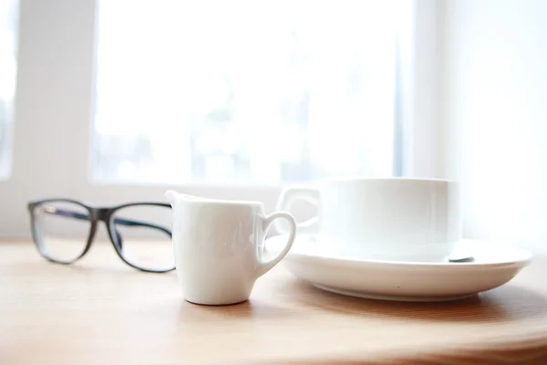 Taza de café puesta en el alféizar de la ventana —  Fotos de Stock