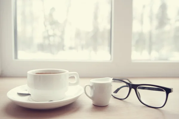 Coffee cup laying on windowsill — Stock Photo, Image