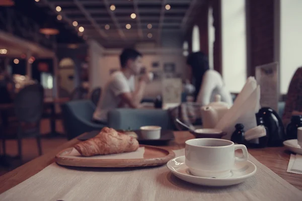 Завтрак с чаем в кафе — стоковое фото