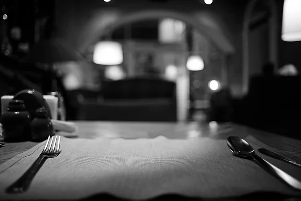 Cubertería en la mesa en un restaurante — Foto de Stock