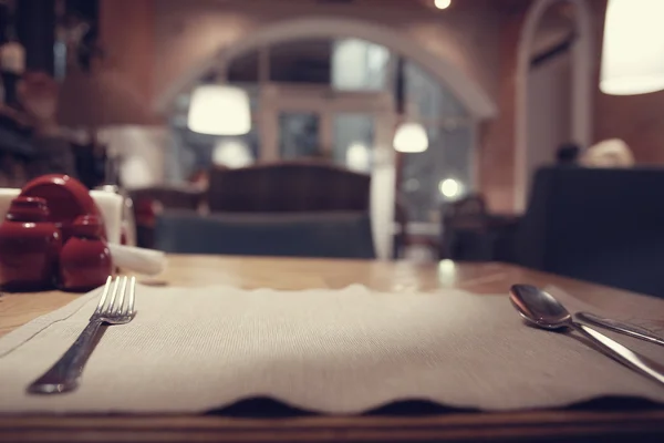 Besteck auf dem Tisch im Restaurant — Stockfoto