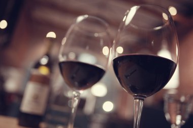 kırmızı şarap bardakta