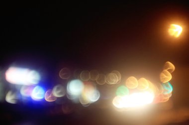 Bulanık şehir ışıkları geceleyin