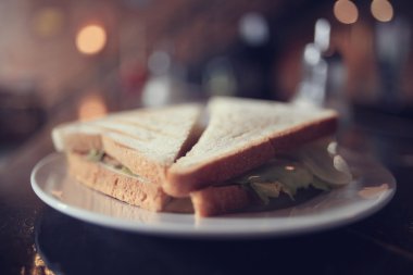 Beyaz tabakta lezzetli sandviç