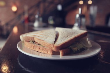 Beyaz tabakta lezzetli sandviç