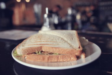 Beyaz tabakta lezzetli sandviç