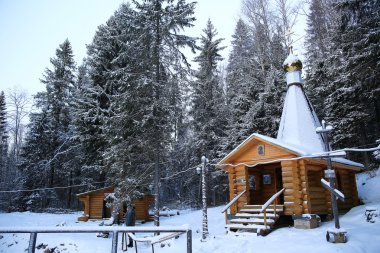 kış orman içinde ahşap Şapel
