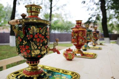 Khokhloma resim tarzında Vintage samovars