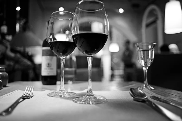 Verres à vin sur la table au restaurant — Photo