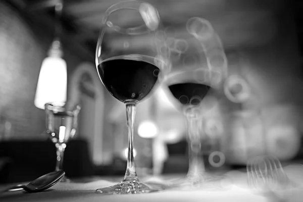 Copas de vino en la mesa en el restaurante —  Fotos de Stock