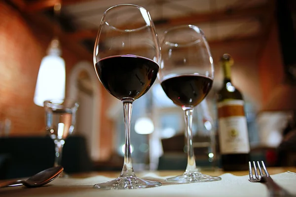 Бокалы для вина на столе в ресторане — стоковое фото