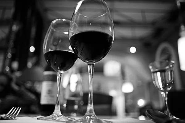 Vinho tinto em copos — Fotografia de Stock