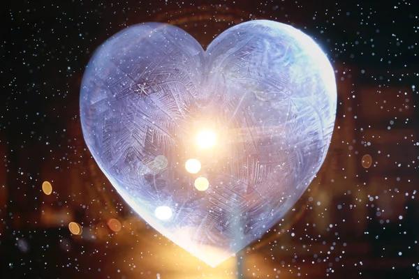 Замороженный пузырь в форме сердца — стоковое фото